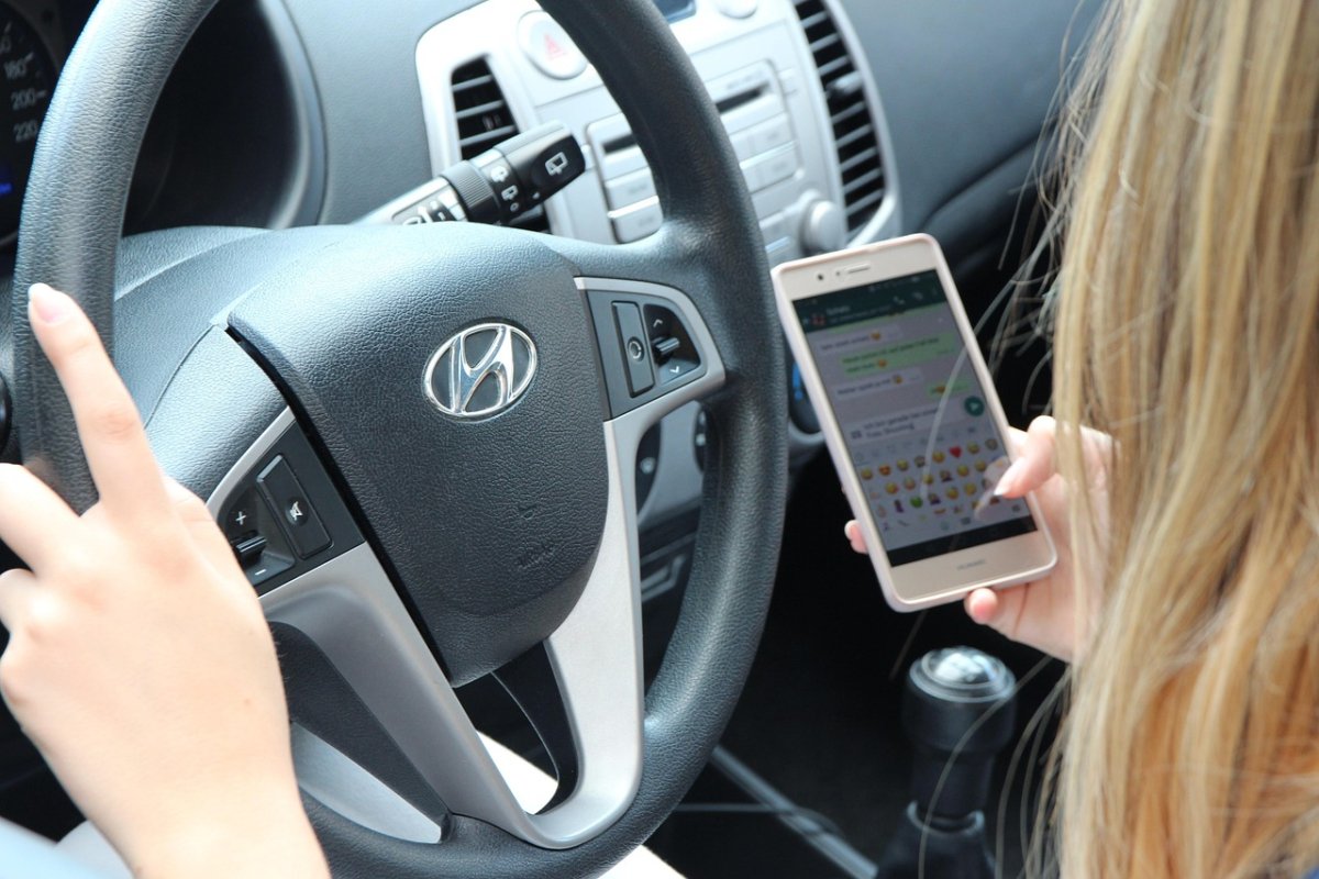 JOŠ IMA ONIH KOJI TIJEKOM VOŽNJE MOBITEL DRŽE NA UHU, PROŠLI TJEDAN KAŽNJENO IH JE 42