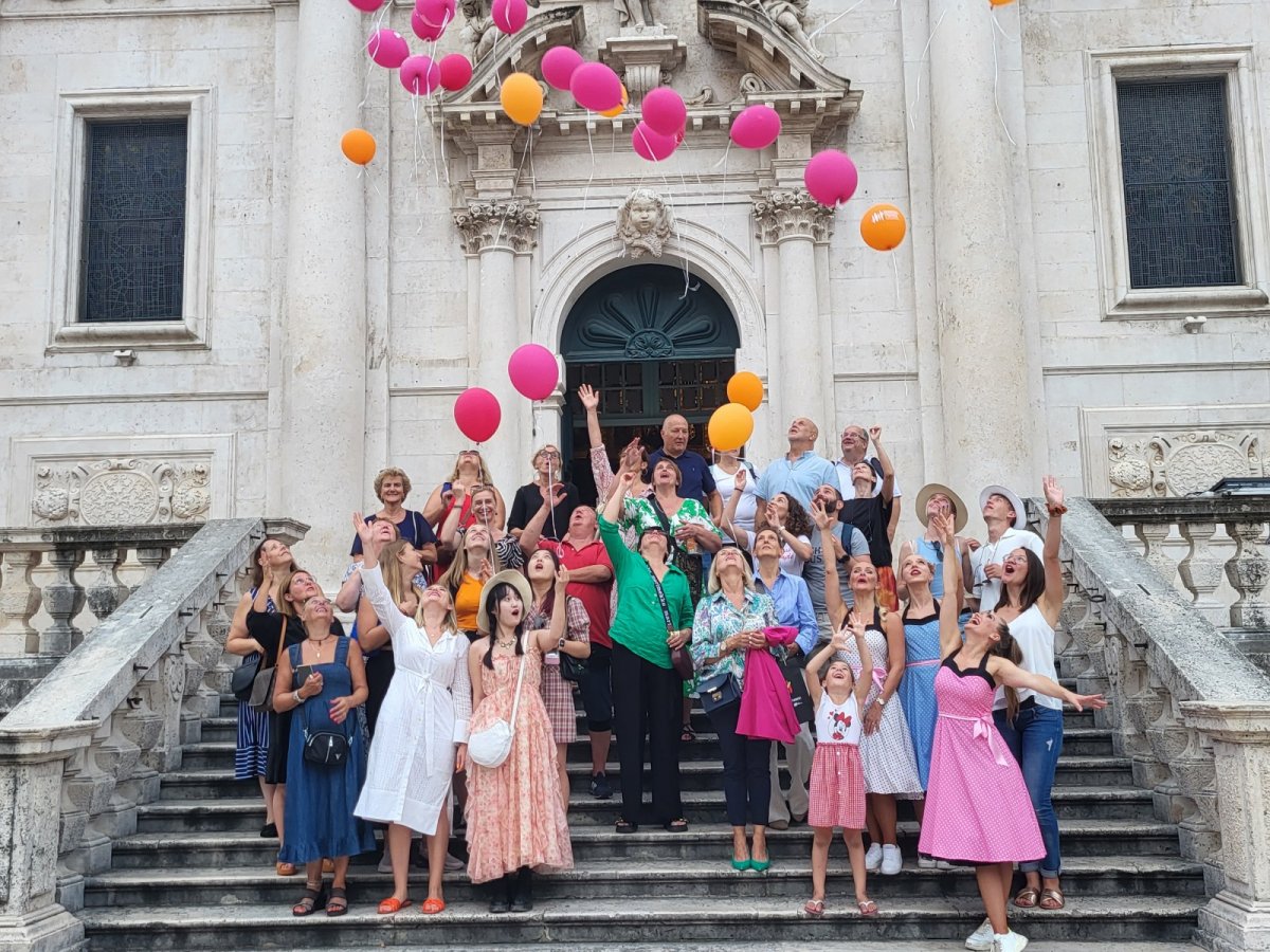 FOTO / „Women's Bank Walk“ na Stradunu