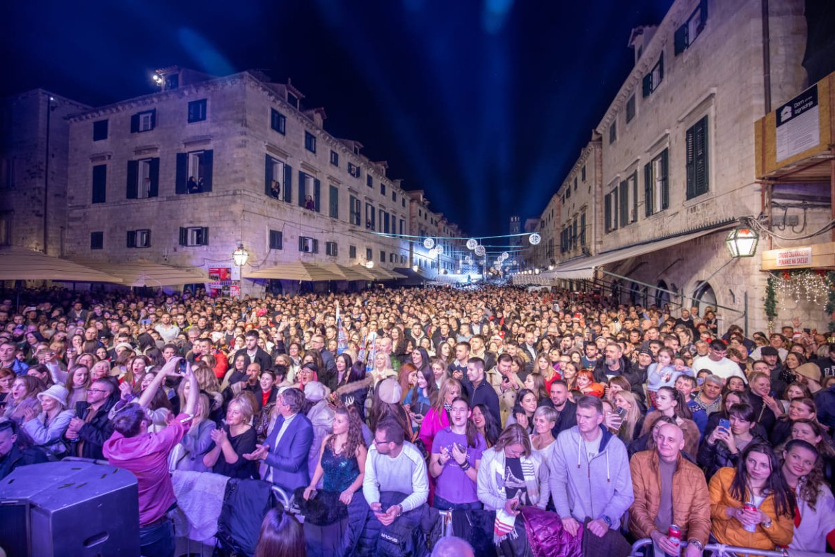 MERLIN I MANDELA, DORIS DRAGOVIĆ, STIPANIČEV, VANNA, PARNI VALJAK, ZEČIĆ, BEBEK, POPIS JE IZVOĐAČA UZ DUBROVAČKI ZIMSKI FESTIVAL