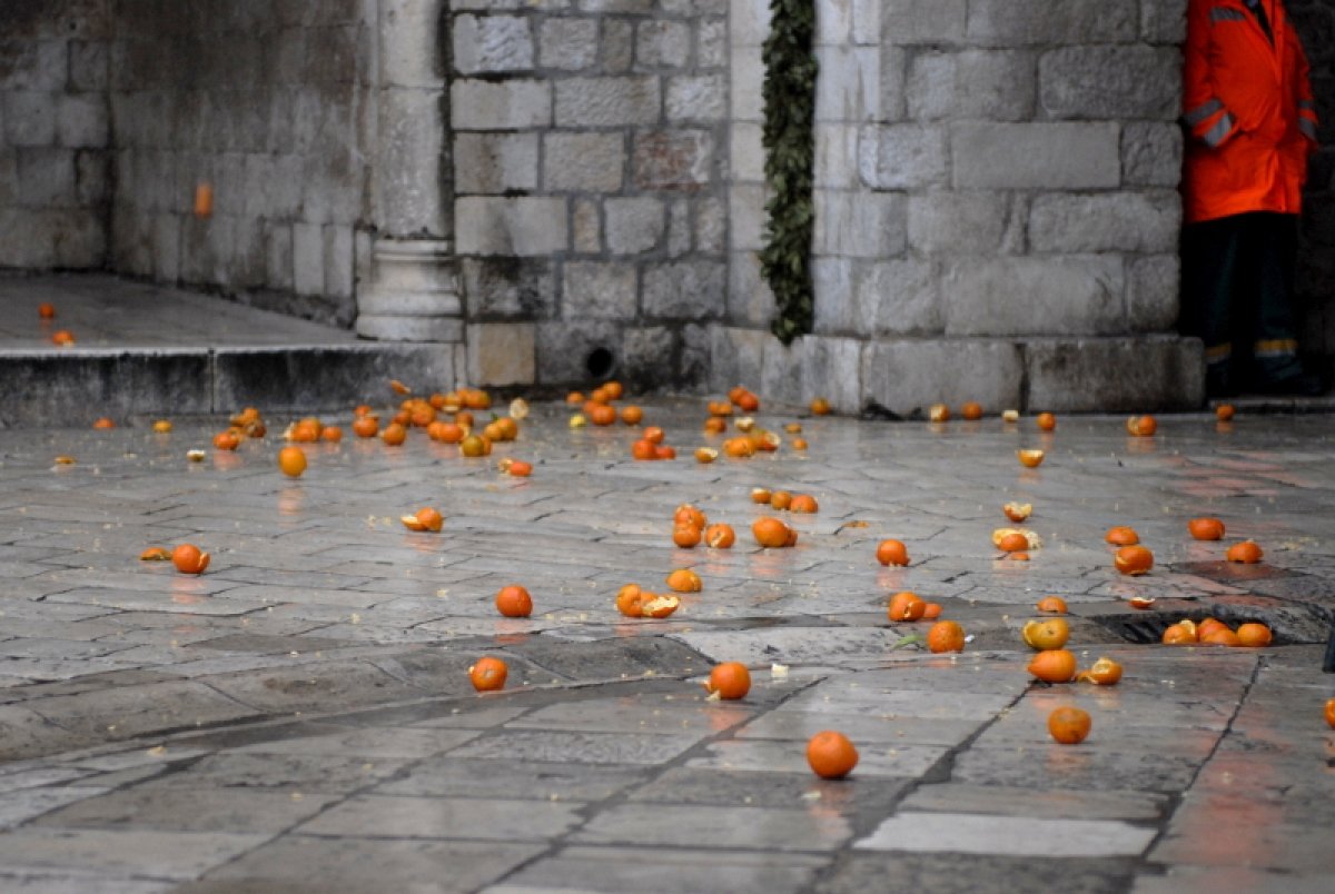 Sutra svi na tombulu!