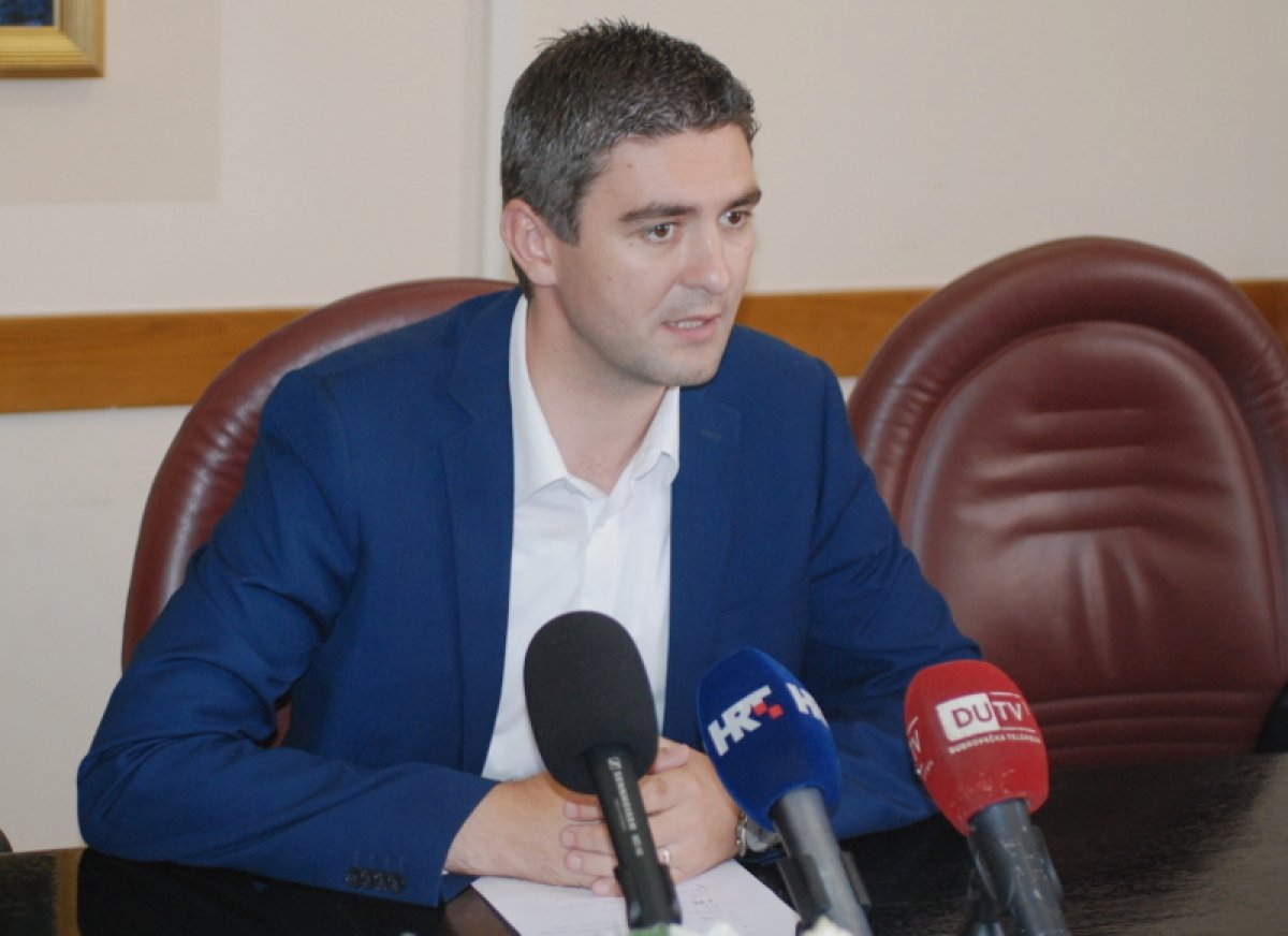 Franković zaprijetio taksistima koji su blokirali magistralu: Grad će znati zaštiti svoj interes kroz natječajni postupak za taksi djelatnost