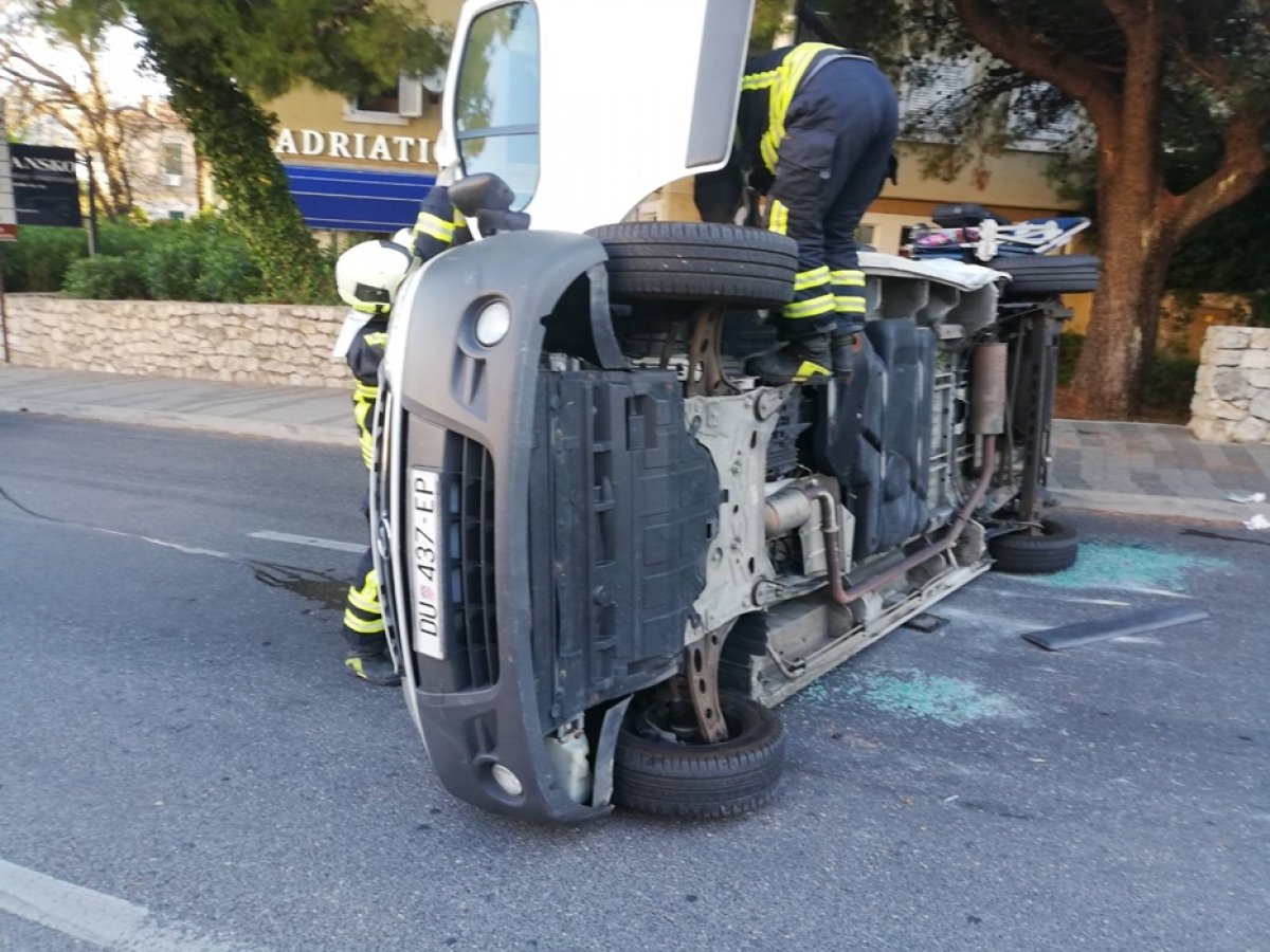 Četvero ozlijeđenih u prevrtanju sanitetskog vozila na skretanju za OB Dubrovnik