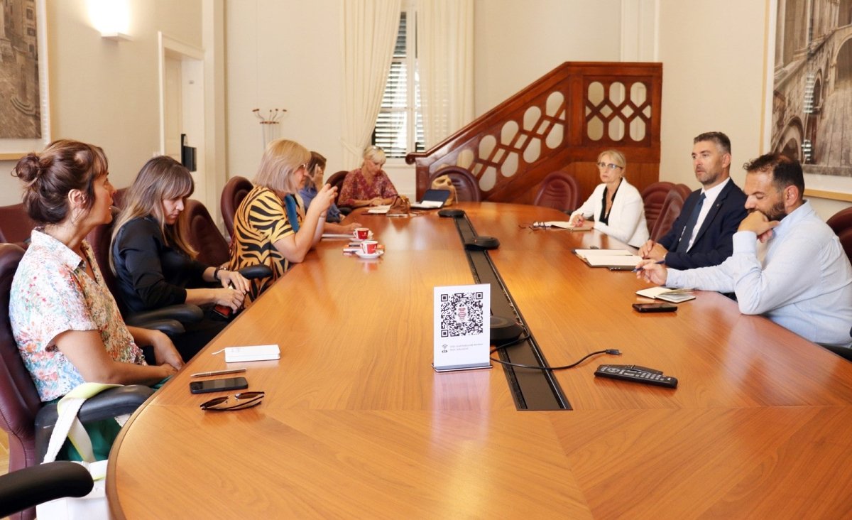 U PRVIM RAZREDIMA OŠ U DUBROVNIKU VIŠE ĐAKA; ŠEST OD SEDAM ŠKOLA U JEDNOSMJENSKOJ NASTAVI