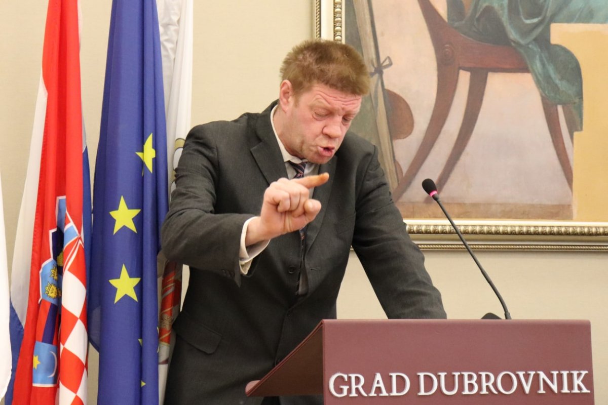 NE PONOVILO SE, ALI NIJE KRIV ROKO, KRIVI SU ONI KOJI BI OPET KLICALI ČOVJEKU KOJI PUŽE PO TLU UMJESTO DA GA S TLA PODIGNU