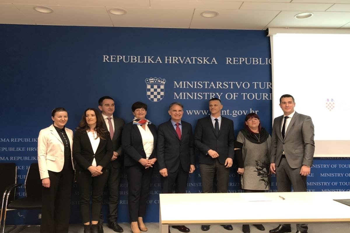 Potpisani ugovori o sufinanciranju dodatnih timova medicinske pomoći u turističkim odredištima