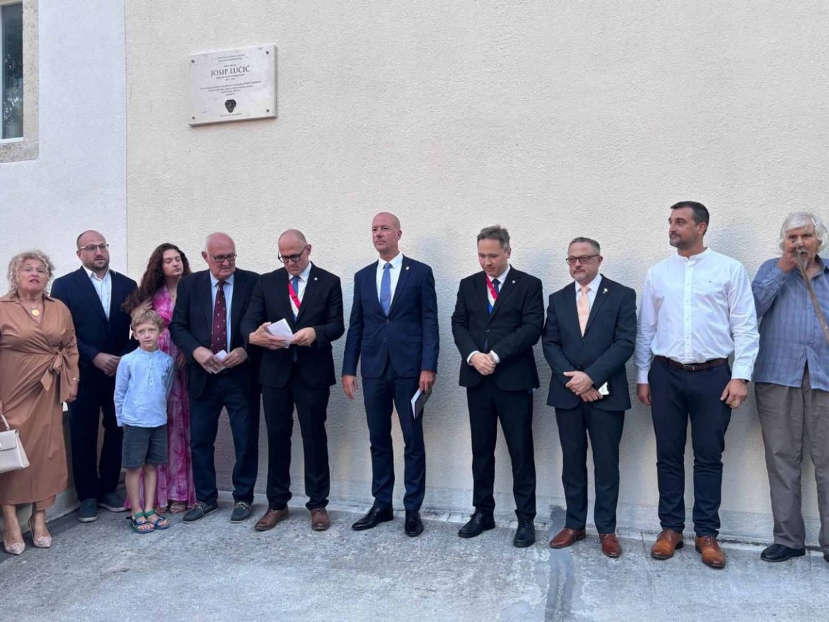 SPOMEN PLOČA PROF. DR. SC. JOSIPU LUČIĆU OTKRIVENA U ZAGREBAČKOJ ULICI