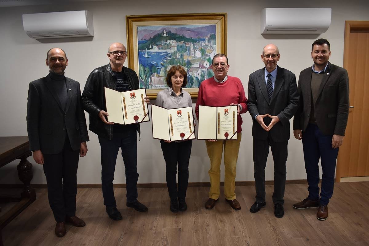 Načelnik Lasić dodijelio zahvalnice Anisiji Banović, Jakši Boškoviću i Vinku Brautoviću