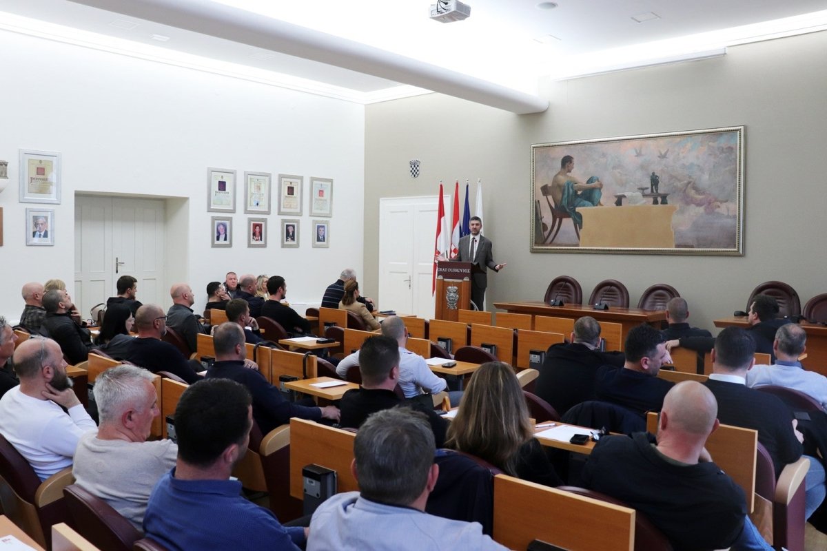 FRANKOVIĆ S UGOSTITELJIMA: NEĆE BITI DODATNIH JAVNIH POVRŠINA ZA NAJAM