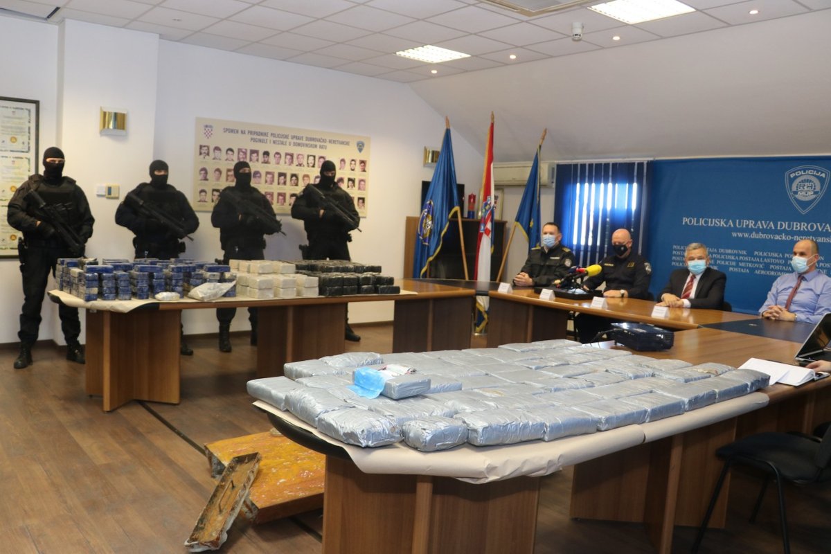 Policijski izvidi uz pronađeni kokain i heroin u Pločama još traju