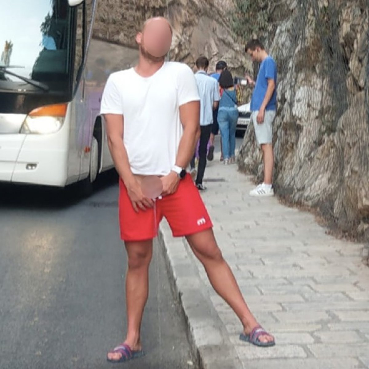 Besramno se pomokrio nasred ulice u po' bijela dana