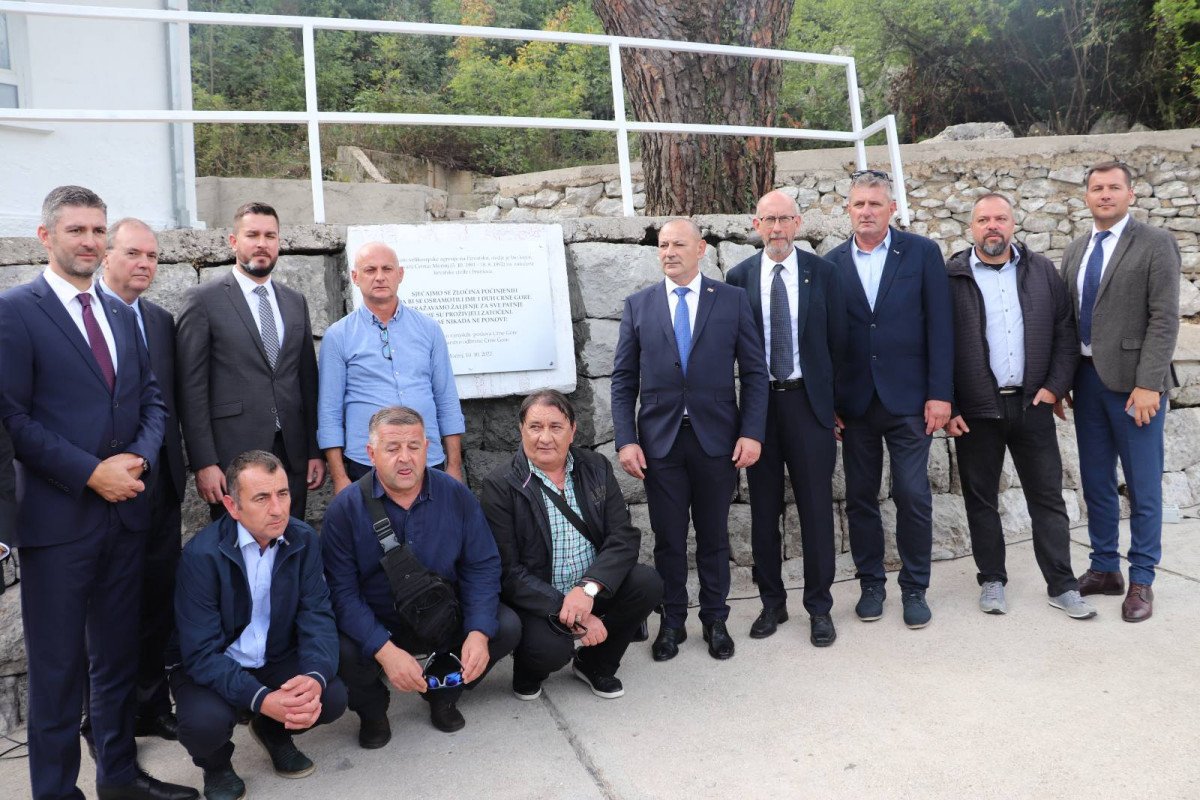 LASIĆ UZ POSTAVLJANJE SPOMEN PLOČE U MORINJU: Mi moramo živjeti jedni s drugima