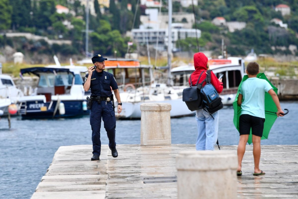 DOK KEKEZ „PRETPOSTAVLJA” DA SU KAJAKAŠI DOBRO, POLICIJA NASTAVLJA POTRAGU