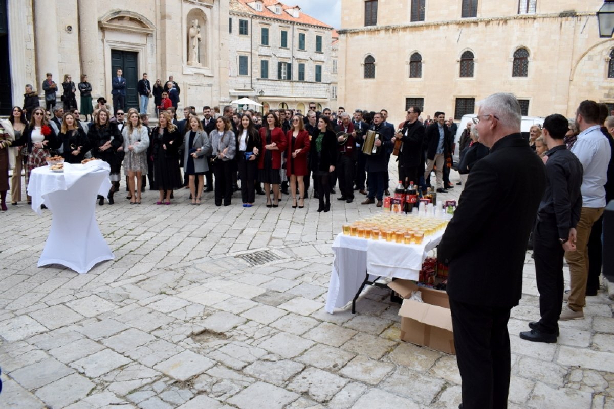 Kolendari zapjevali i biskupu Uziniću