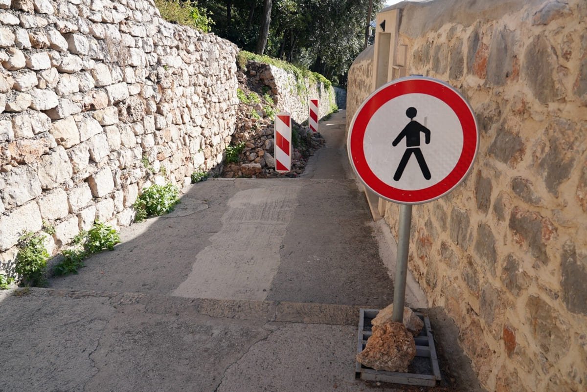 IDUĆI TJEDAN POČINJE SANACIJA URUŠENOG ZIDA U ULICI BALTAZARA BOGIŠIĆA