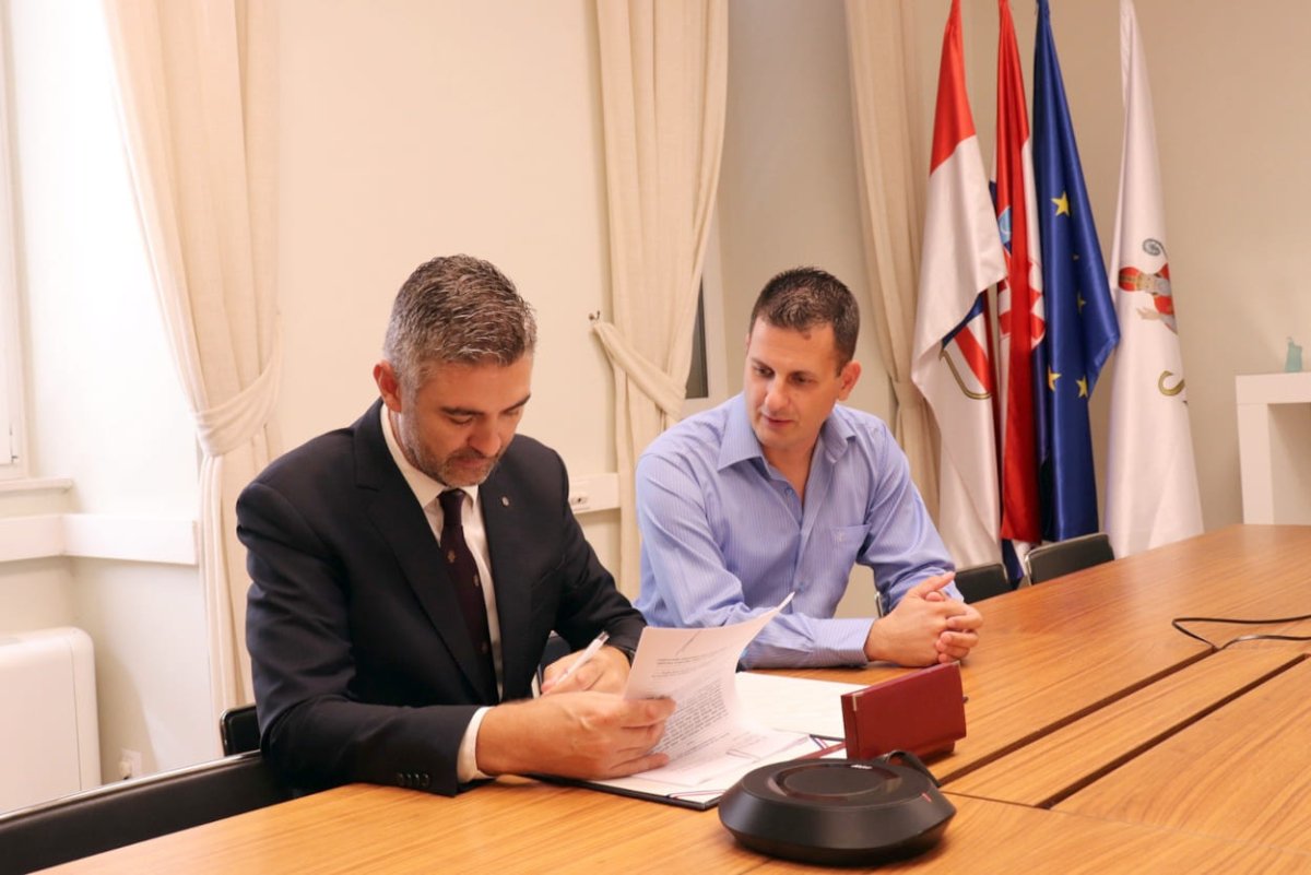 MORALNO DNO I VRHUNAC LICEMJERJA: SDP-OV ŠKRABIĆ POTRČAO PO 30 000 EURA OD GRADA