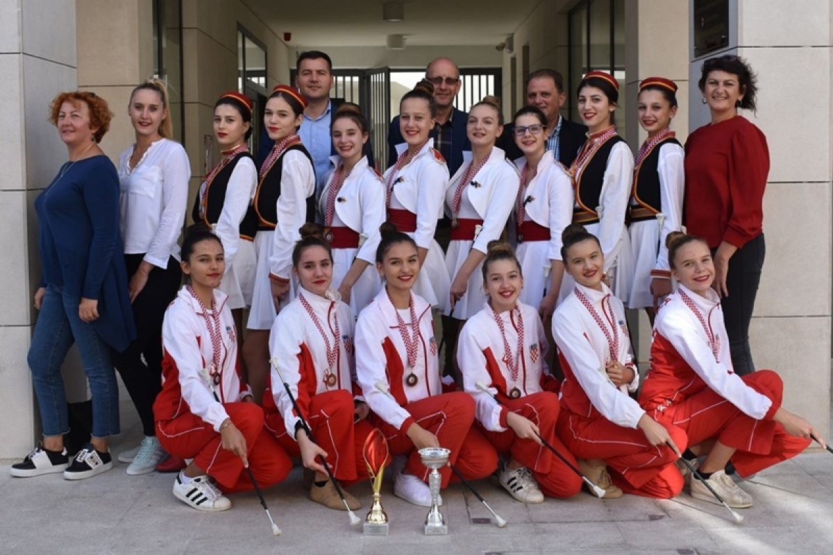 Nagrađene Cavtatske mažoretke kod načelnika Lasića