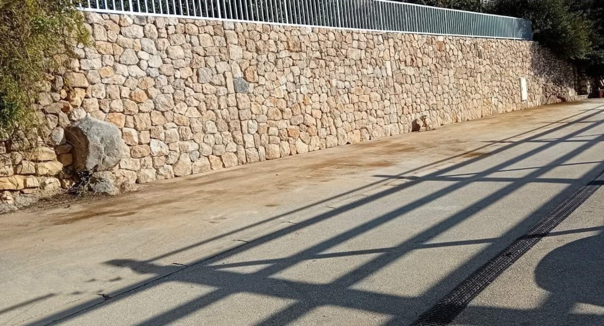 OBNOVLJEN POTPORNI ZID U ULICI VLAHA BUKOVCA