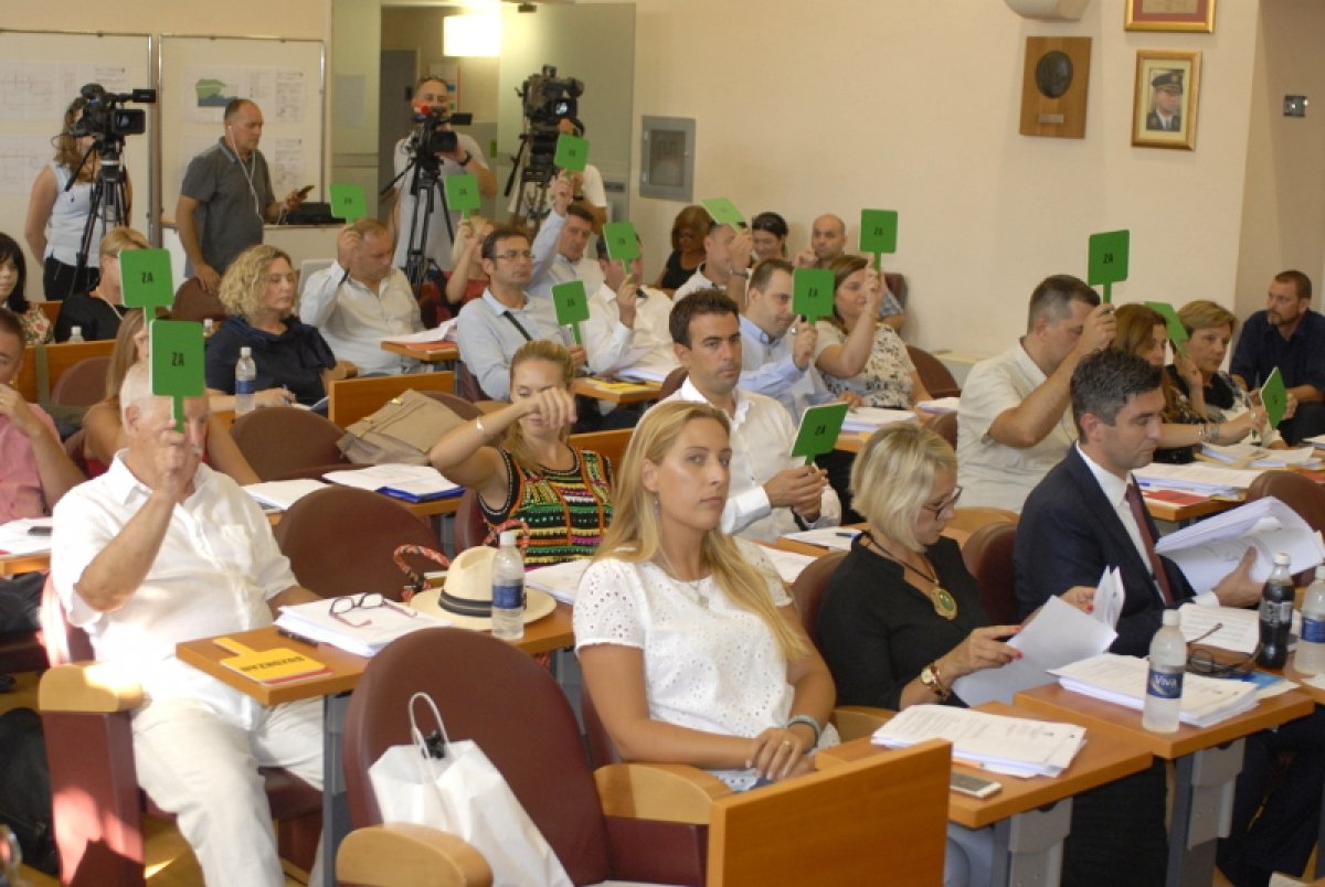 „Hopla“, eto ručica gore, zašto i za koga, niti ima objašnjenja niti koga u Vijeću zanima