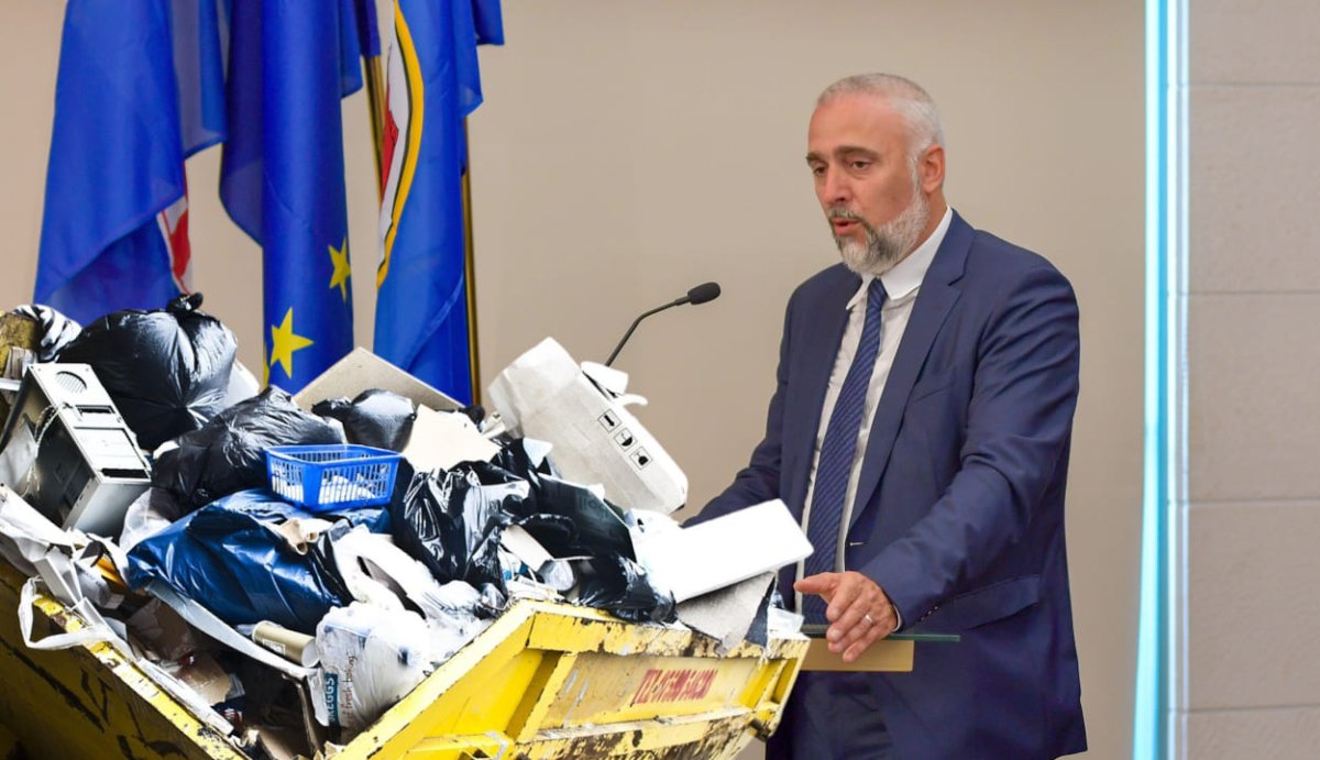 ZAŠTO U PRIMORJU NEMA KONTEJNERA ZA GLOMAZNI OTPAD? RAZLOG JE ZAKON