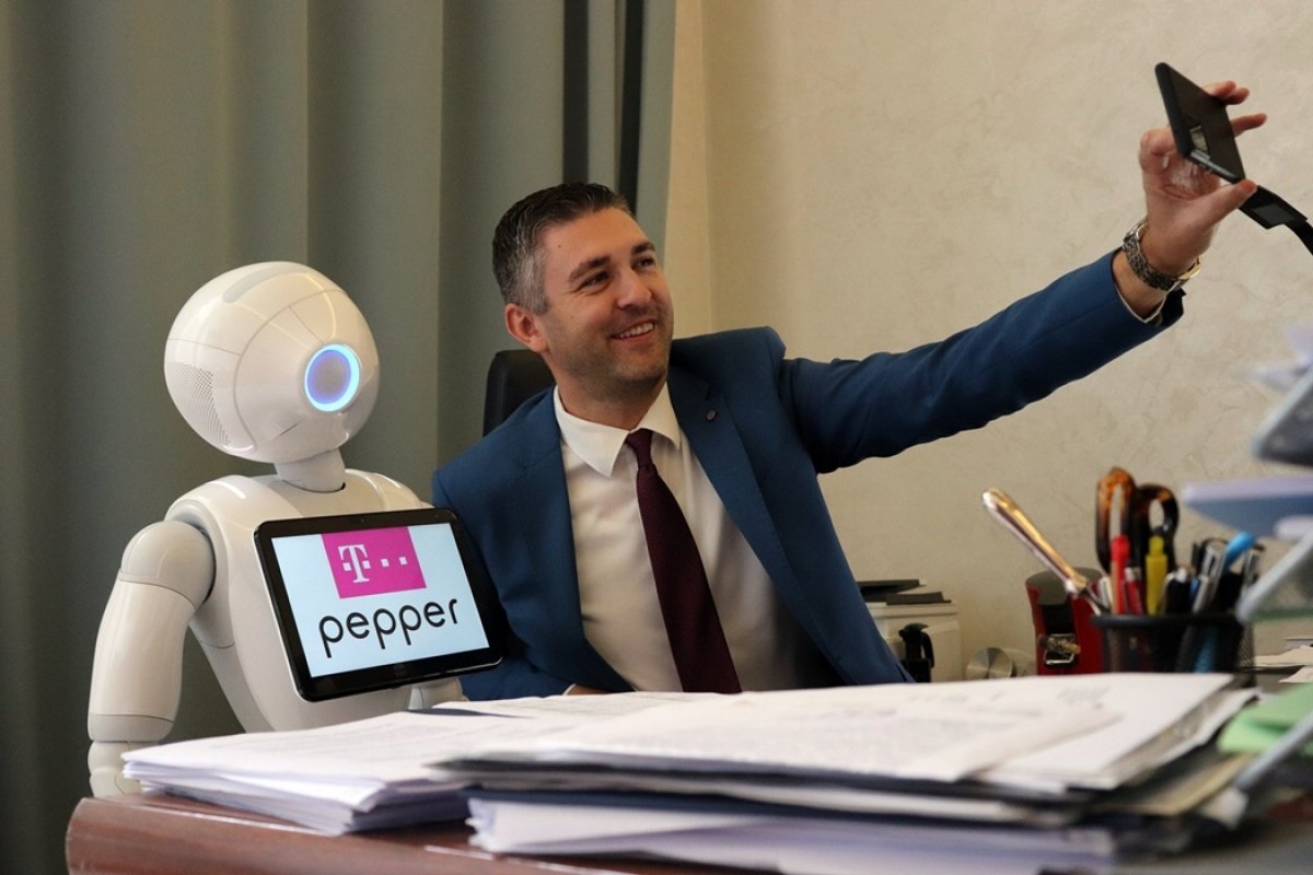 Gradonačelnik Dubrovnika susreo se s – robotom, točnije roboticom Pepper