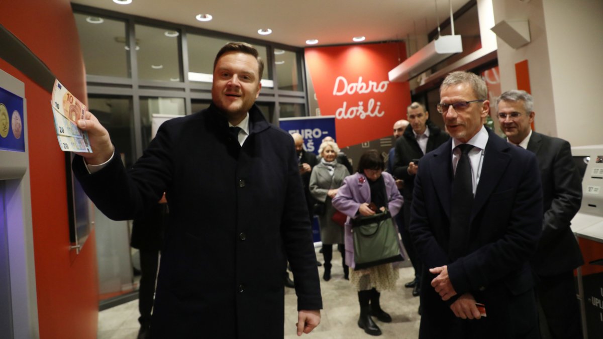 FOTO / Vujčić i Primorac simbolički podigli eure na bankomatu