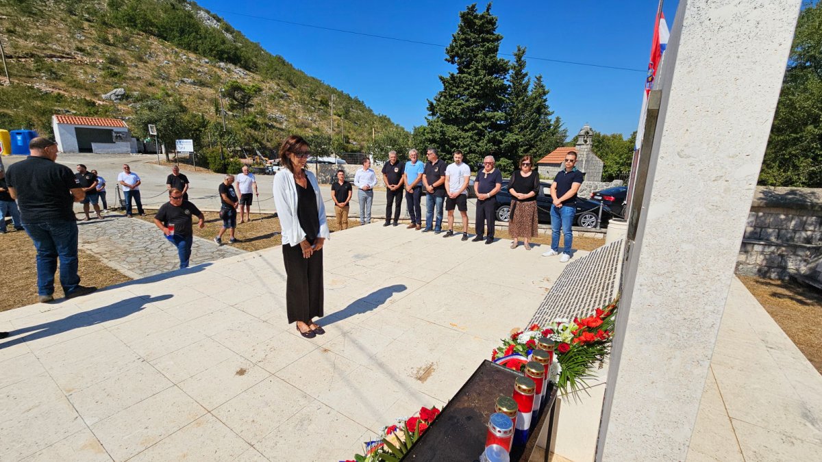 NA OSOJNIKU POLOŽENI VIJENCI POGINULIM BRANITELJIMA IZ PLOČA