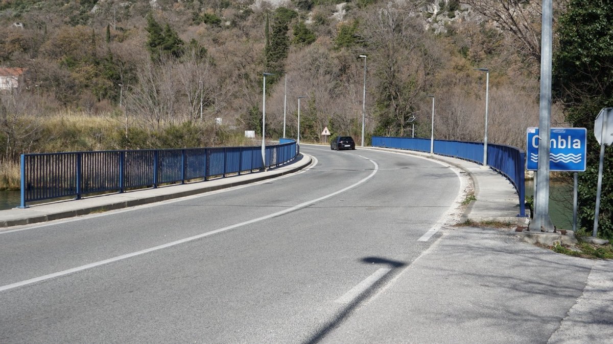 OD DANAS SEMAFORI NA MOSTU U KOMOLCU