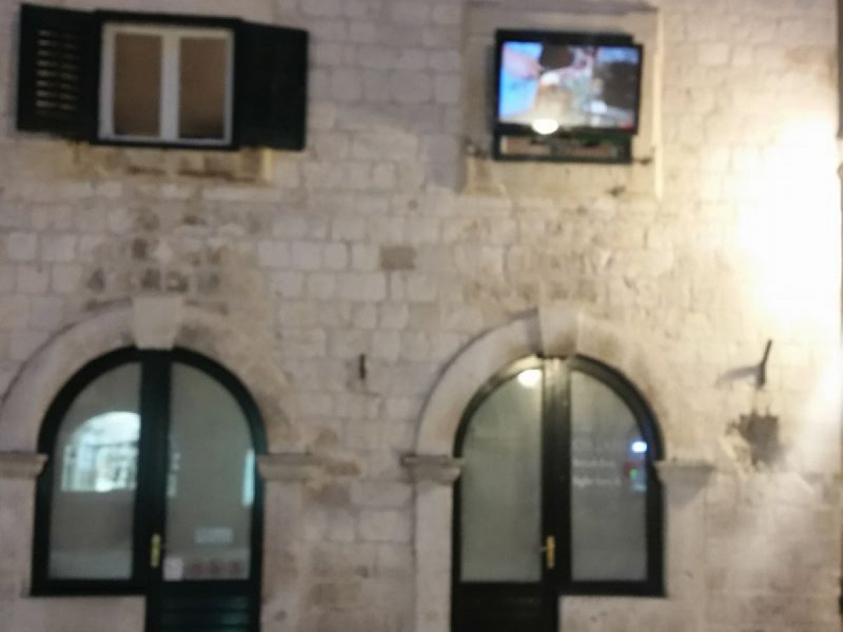 Slučaj „za promatranje“; umjesto funjestre na Stradunu reklamni monitor