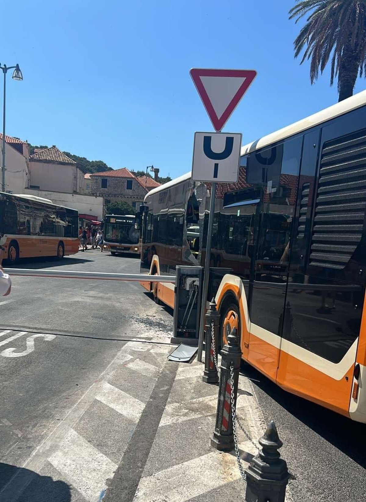 NOVA NEZGODA NA PILAMA, LIBERTASOV AUTOBUS RAZBIO RAMPU
