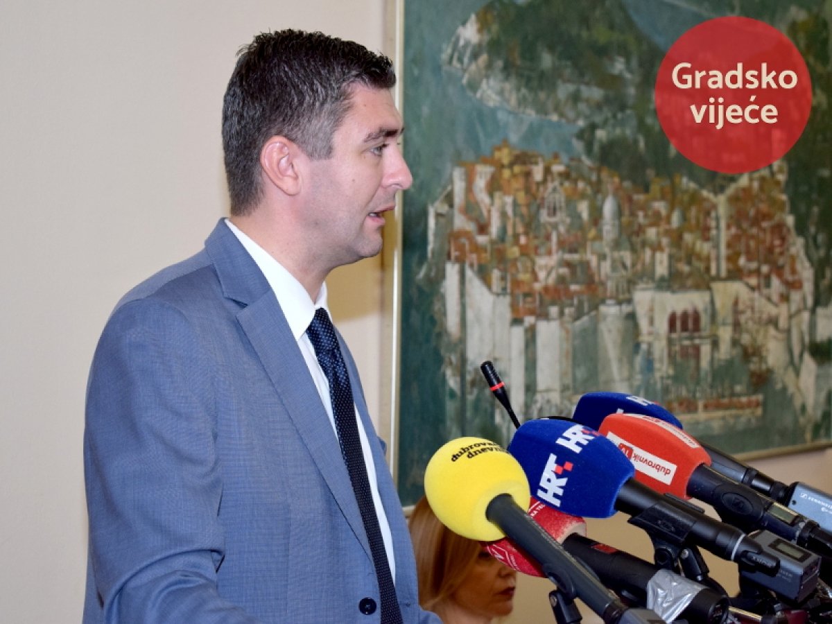 Franković: Volim životinje, neopravdano sam bio napadnut zbog azila; Nikolić: Sličite na Andra!