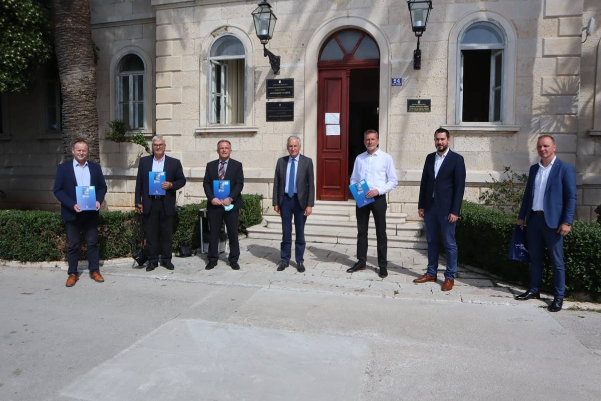 Županijski projekti: Potpisani ugovori o sufinanciranju projekata na pomorskom dobru, župan obišao i radove na Gradskom muzeju Korčula
