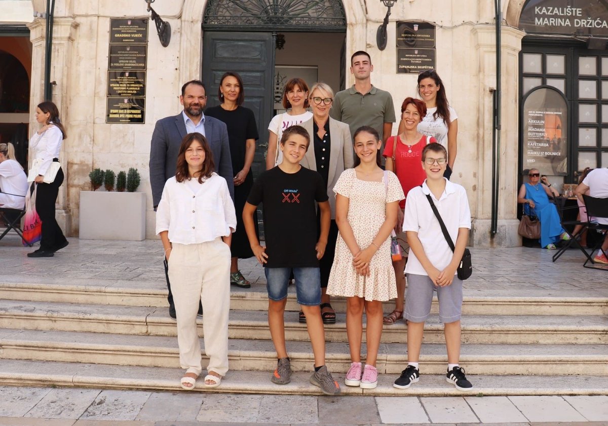UČENICI NAJBOLJI POZNAVATELJI UNESCO BAŠTINE NA PRIMANJU U GRADU