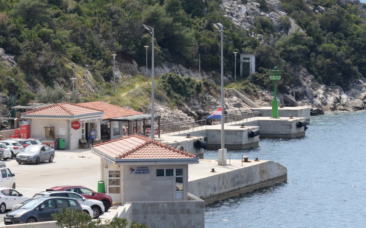 Prapratno: Policajac je zaronio do potonulog automobila, izvukao vozača, ali nije mu bilo spasa
