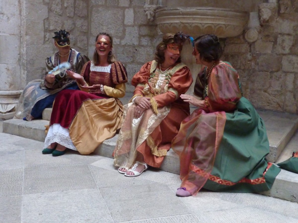 VELJUN U DVORU U NEDJELJU