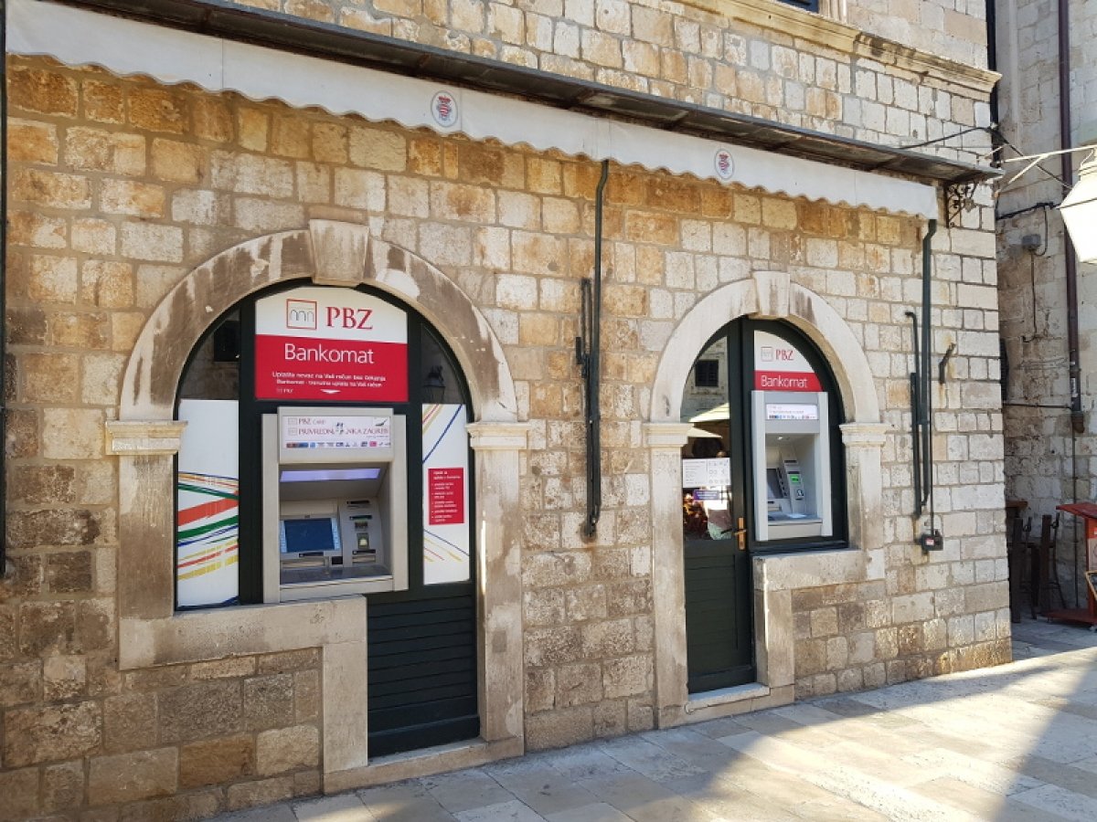 Smetaju nekolicini oriđinala pa je Franković spreman zabraniti bankomate u izlozima na Stradunu