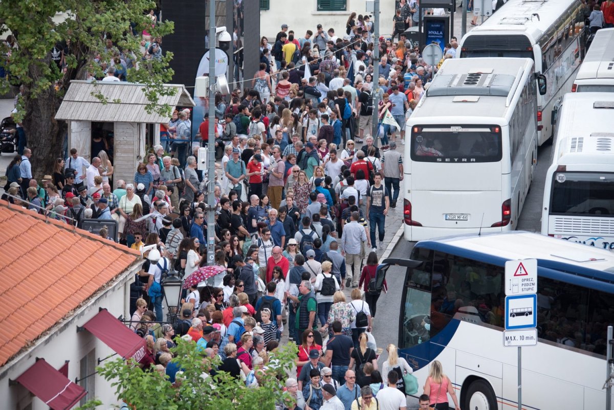 USUSRET GRADSKOM VIJEĆU VLAHUŠIĆ PREDLAŽE UKIDANJE VINJETA I NAPLATU AUTOBUSIMA OD 200 EURA ZA DOLAZAK NA PILE