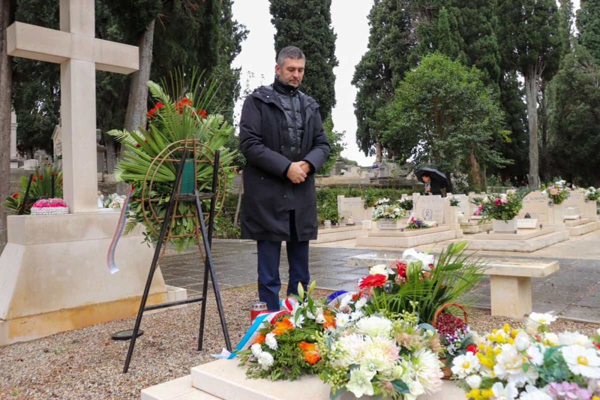 GRADONAČELNIK FRANKOVIĆ ODAO POČAST GENERAL – BOJNIKU NOJKU MARINOVIĆU