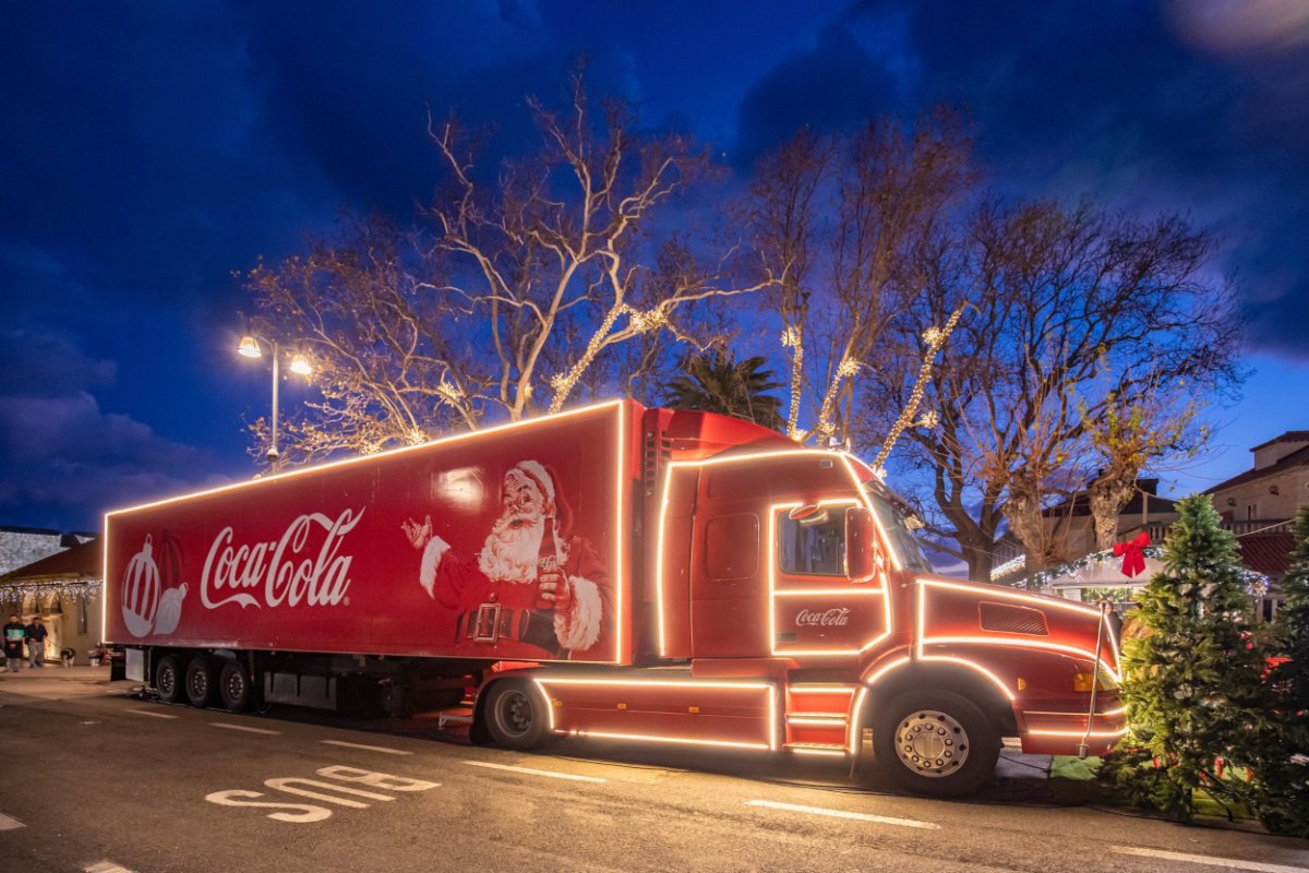 NA PILE DOLAZI COCA – COLA BOŽIĆNI KAMION