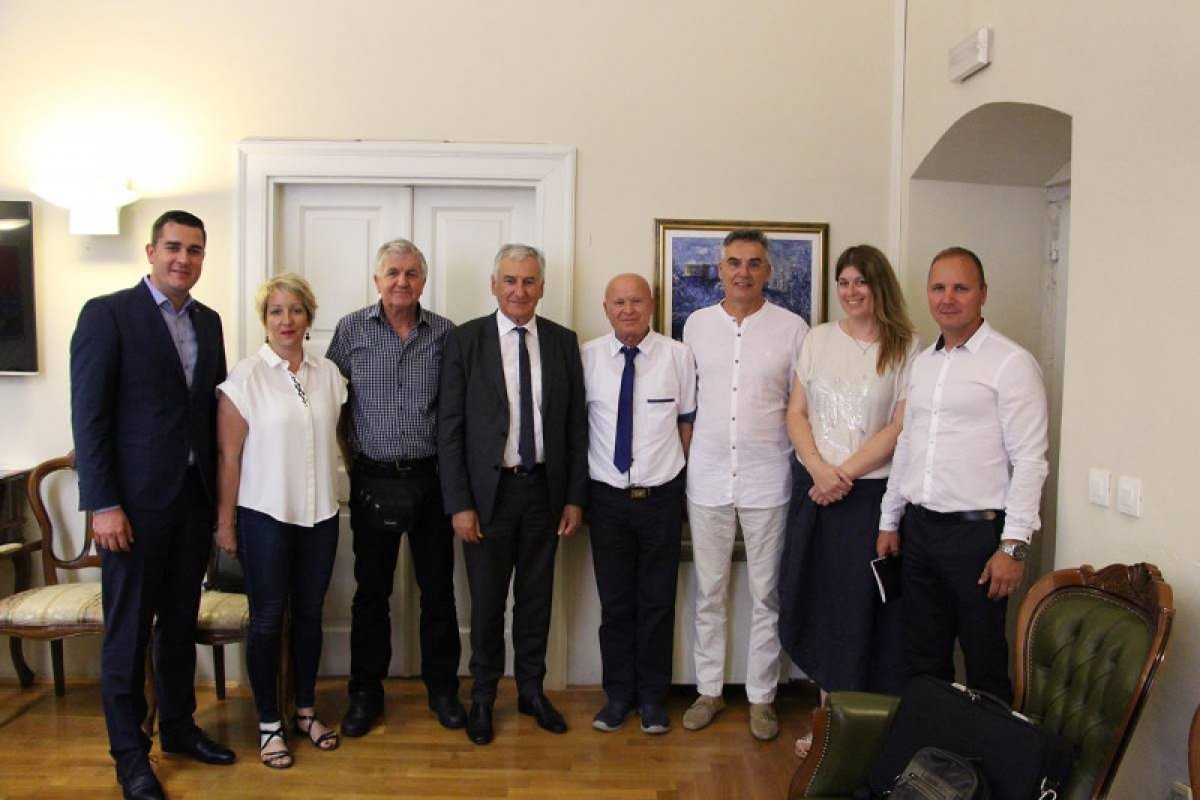 Župan sa suradnicima primio predstavnike klastera „Hrvatski otočni proizvod“