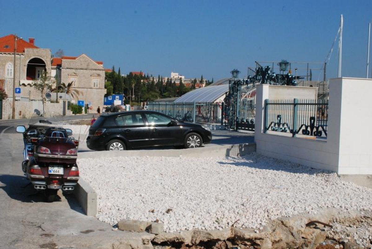 Dubrovčanin piše: Umjesto da raširenih ruku pozdravimo velike investicije, mi palimo roštilj kad se sruše zidići na ulazu u Marinu Gruž