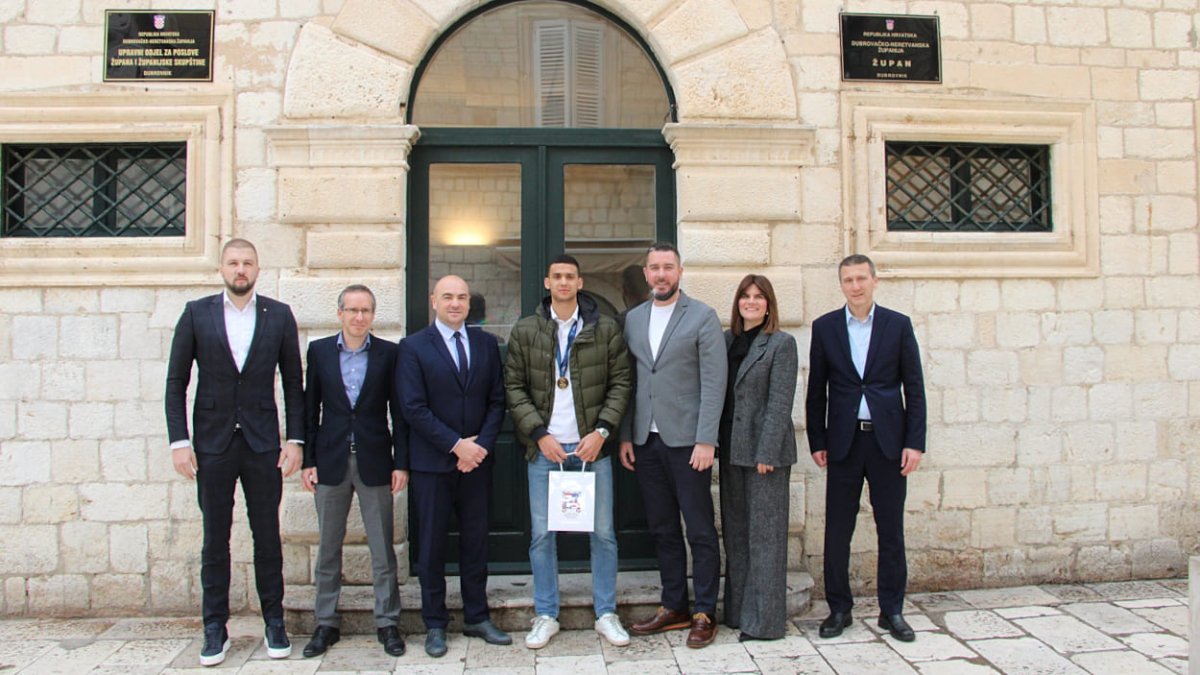 ŽUPAN BLAŽ PEZO PRIMIO BRONČANOG MARKA KURAJU