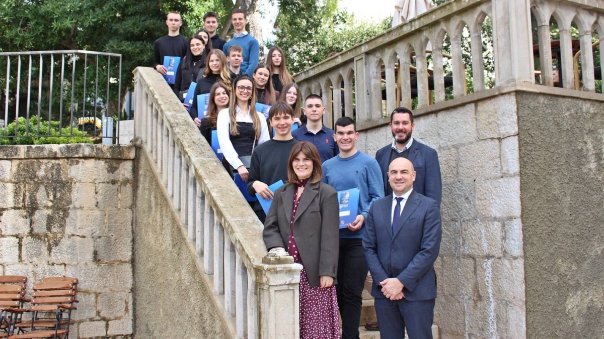 ŽUPAN PEZO URUČIO UGOVORE O STIPENDIRANJU DAROVITIM UČENICIMA I STUDENTIMA