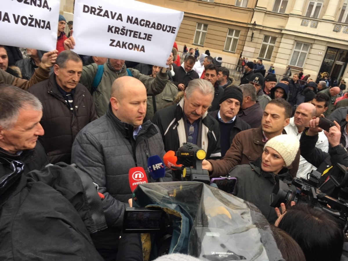 Miletić na prosvjedu ispred Sabora: Zašto su hrvatski obrtnici manje važni od strane kompanije?