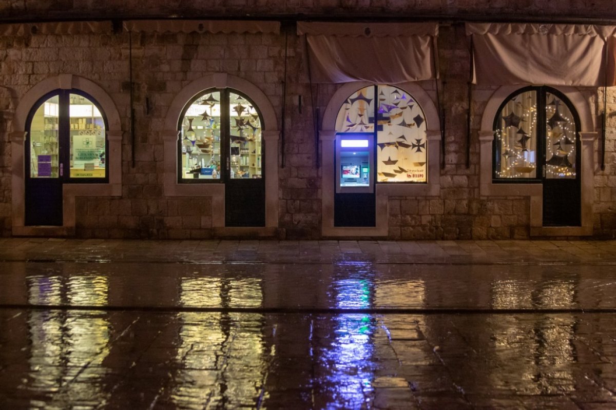 NIJE POTREBNO UKINUTI DEŽURSTVO APOTEKE U GRADU, VEĆ JE POTREBNO DA U DUBROVNIKU U ISTO VRIJEME RADE TRI DEŽURNE LJEKARNE