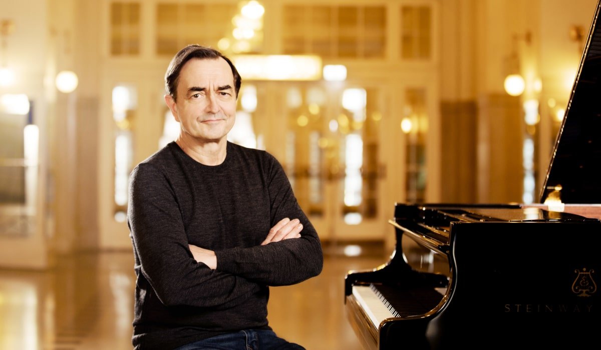 PIERRE - LAURENT AIMARD NASTUPA U DVORU