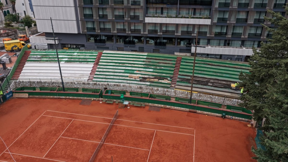 POČELA OBNOVA TENIS TERENA U UVALI LAPAD