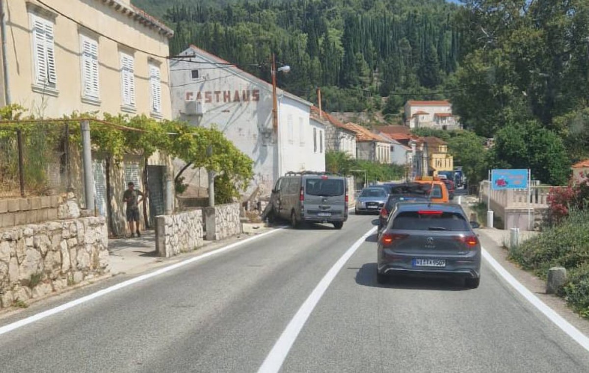 Video / KOMBI SE ZABIO U KANTUN KUĆE U TRSTENOM