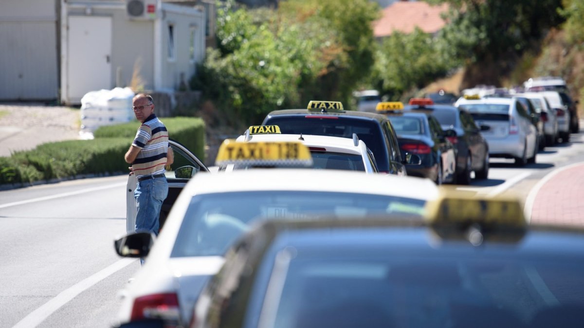 KOLIKO JE TAKSISTA S POLOŽENIM KVALIFIKACIJAMA, BROJ OTKRIO DRŽAVNI TAJNIK