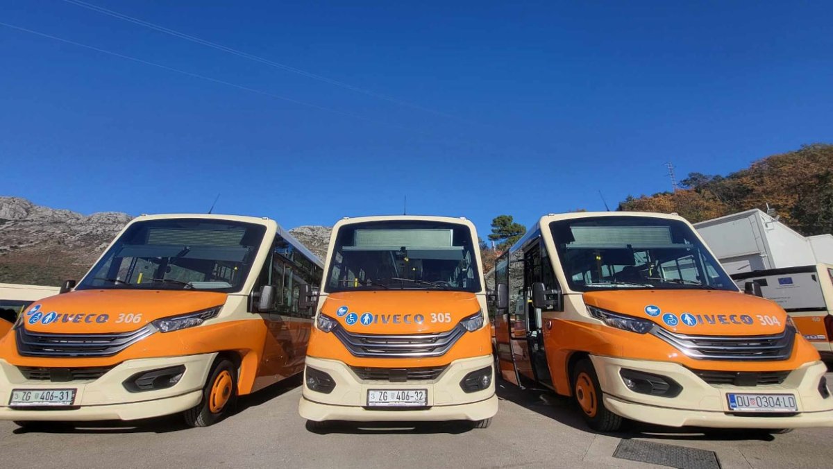 LIBERTASU STIGLA TRI NOVA MIDI AUTOBUSA