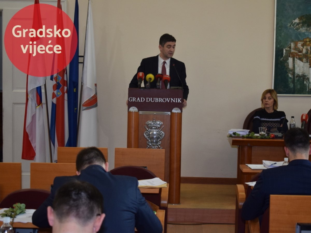 Prihvaćeno gradonačelnikovo izvješće, Bogdanović pitao zašto se Franković nije pohvalio crnim mercedesom sa zatamnjenim staklima